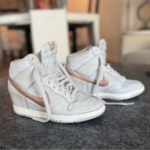 Nike Size 8 Women's White and Rose Gold High-Top Sneakers